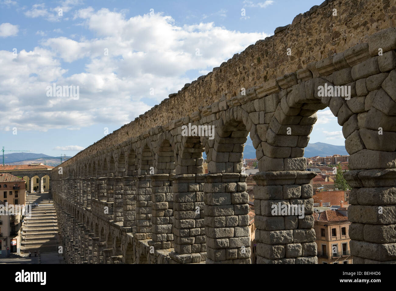 L'eau, l'aqueduc romain vue surélevée avec arrière-plan, la ville de Segovia, Espagne Banque D'Images