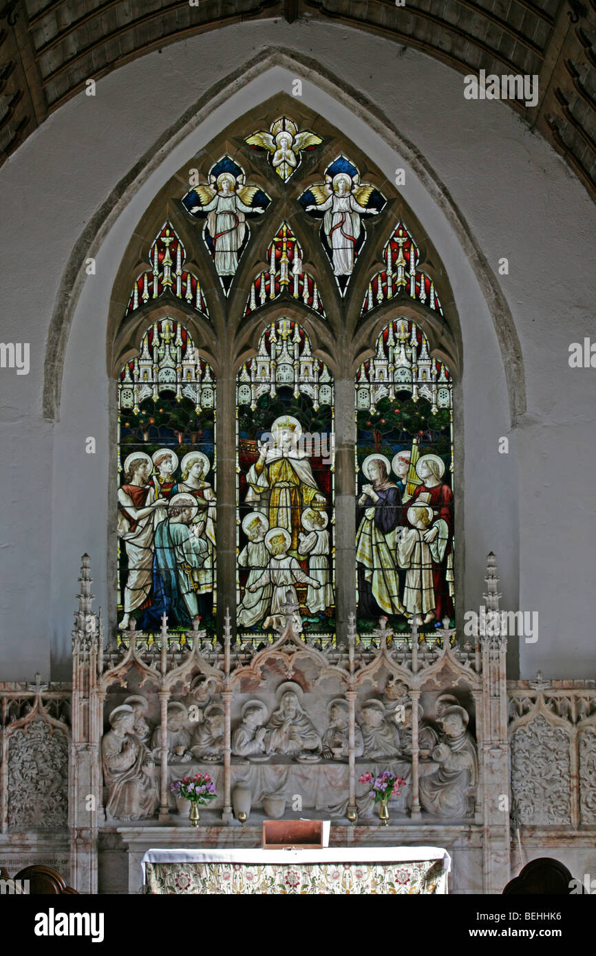 Une fenêtre en vitraux représentant Christ le Roi avec la droite de St Cecilia, et reredos du dernier souper au-dessous de l'église de Warham, Norfolk, Angleterre Banque D'Images
