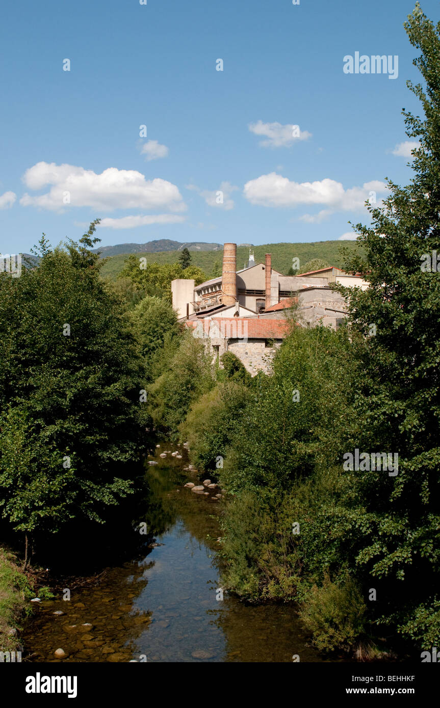 Arre village avec rivière et vieille cheminée industrielle, France Banque D'Images