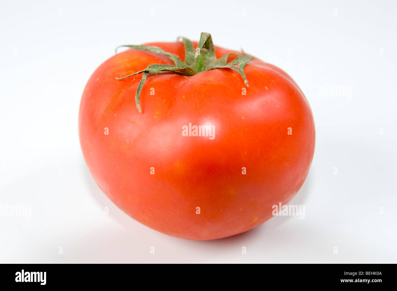 Décoration d'une tomate rouge mûr sur fond blanc Banque D'Images