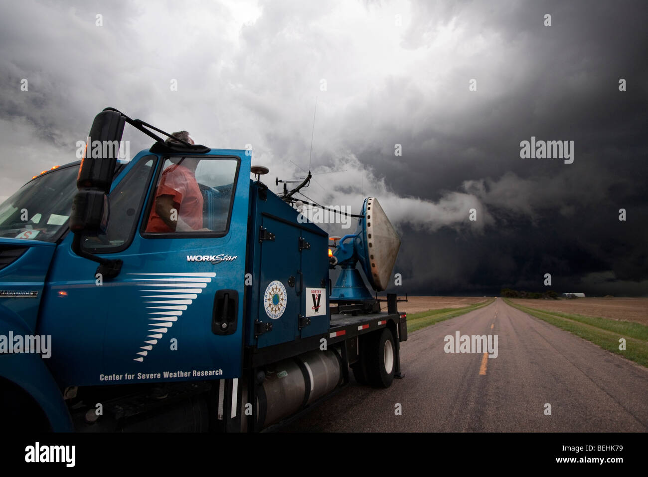 Herb Stein du Centre pour la recherche sur les phénomènes météorologiques violents (travaillant avec le projet Vortex 2) montres un orage supercellulaire dans l'ouest du Nebraska Banque D'Images