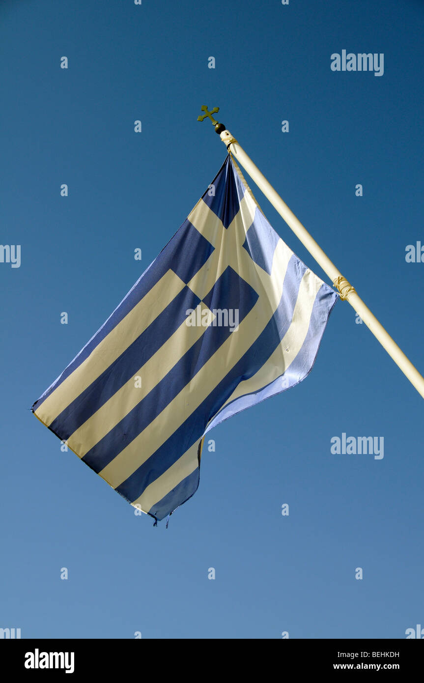 Rayé bleu et blanc grec drapeau national à partir d'un mât de la Grèce Banque D'Images