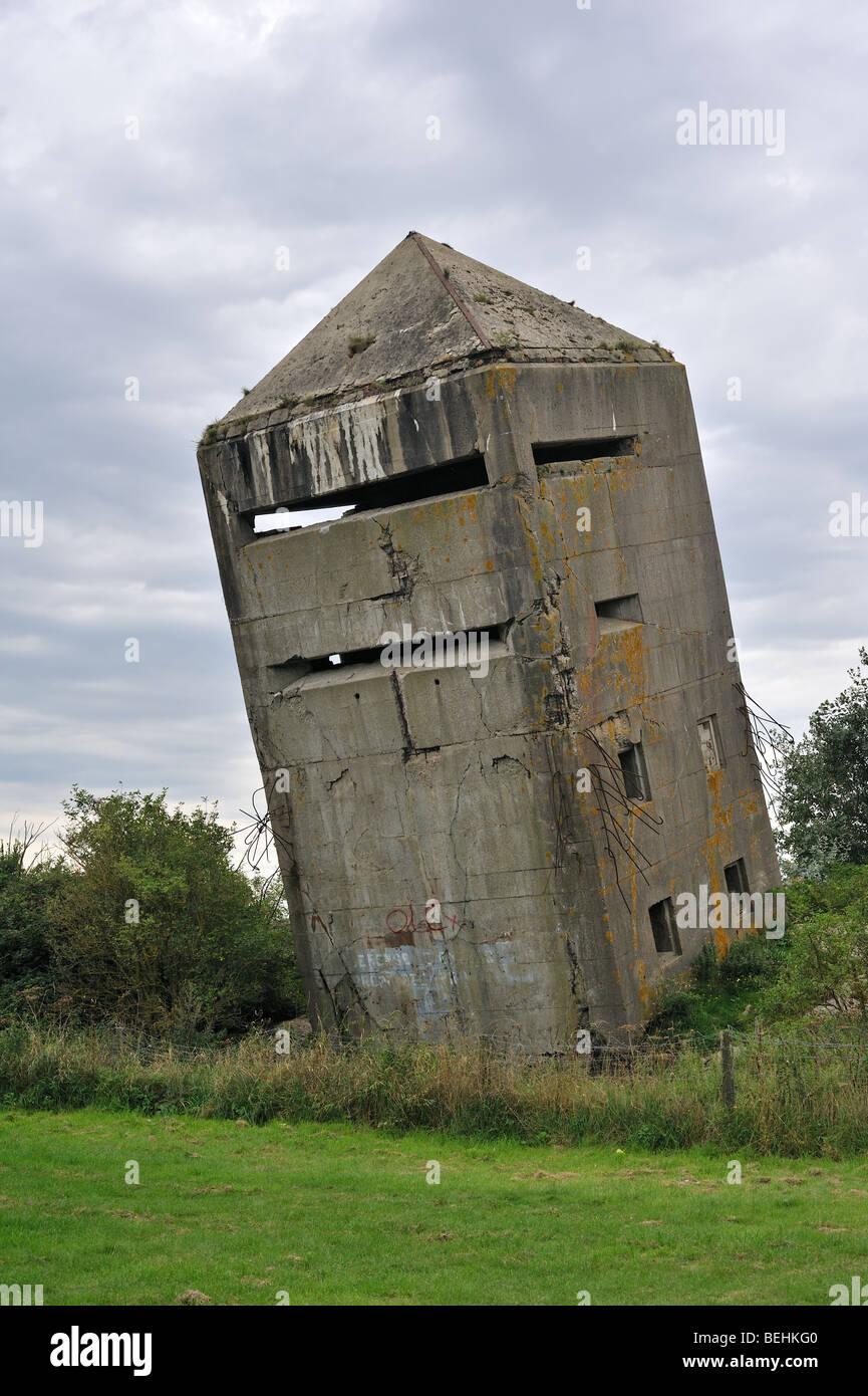 WW2 La Tour Penchée, la Seconde Guerre mondiale Deux tour d'observation bunker à Oye-Plage, la Côte d'Opale, France Banque D'Images