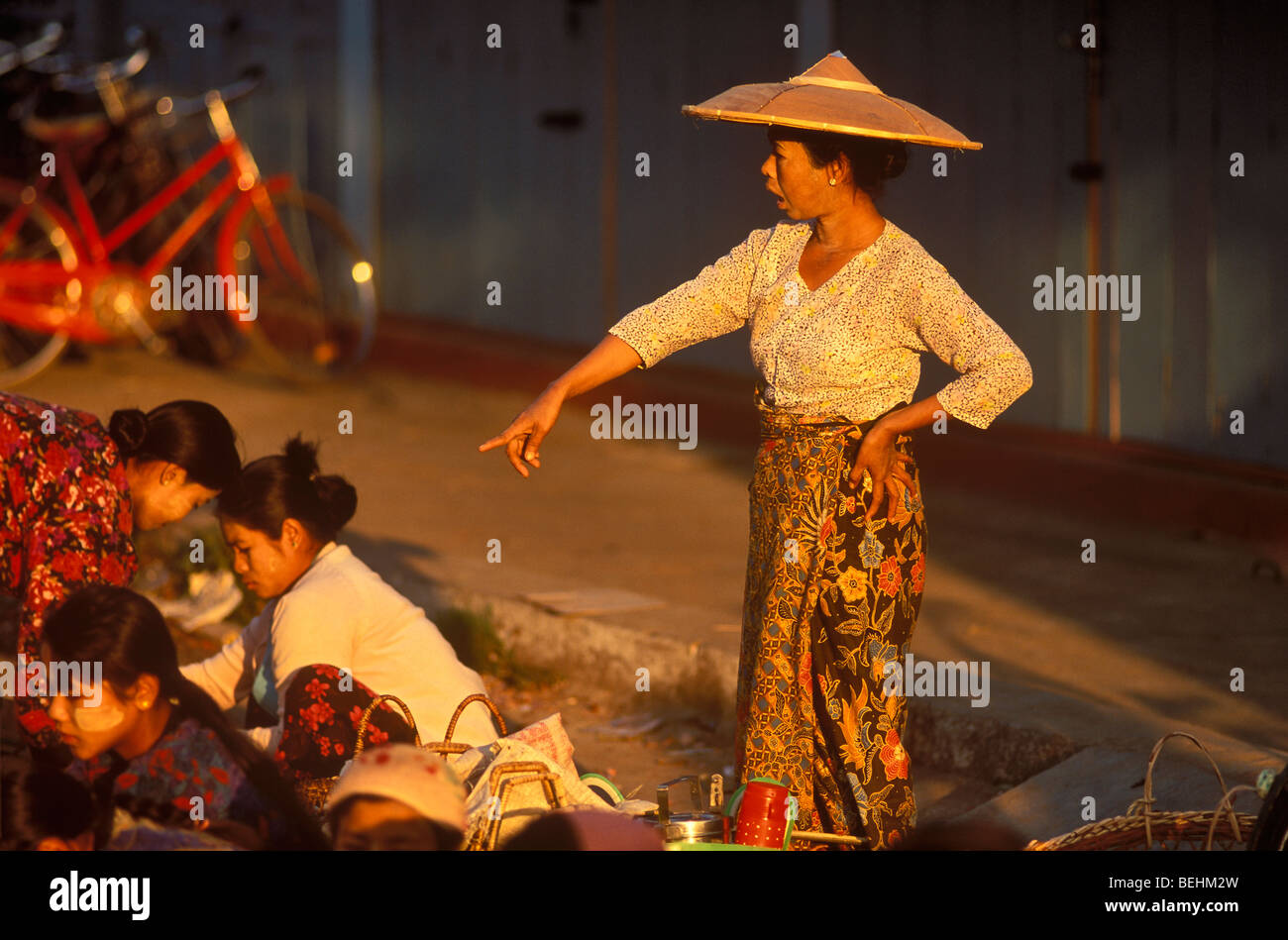 Matin marché à Myitkina, l'État de Kachin, Birmanie Banque D'Images