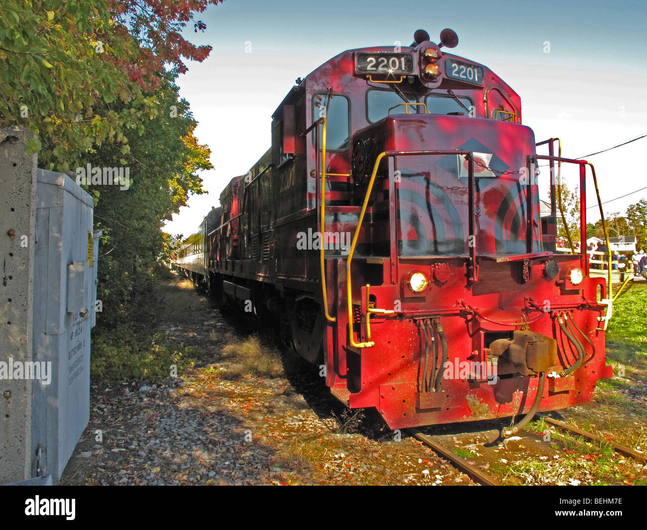 Train Touristique de partir en tournée d'automne. Banque D'Images