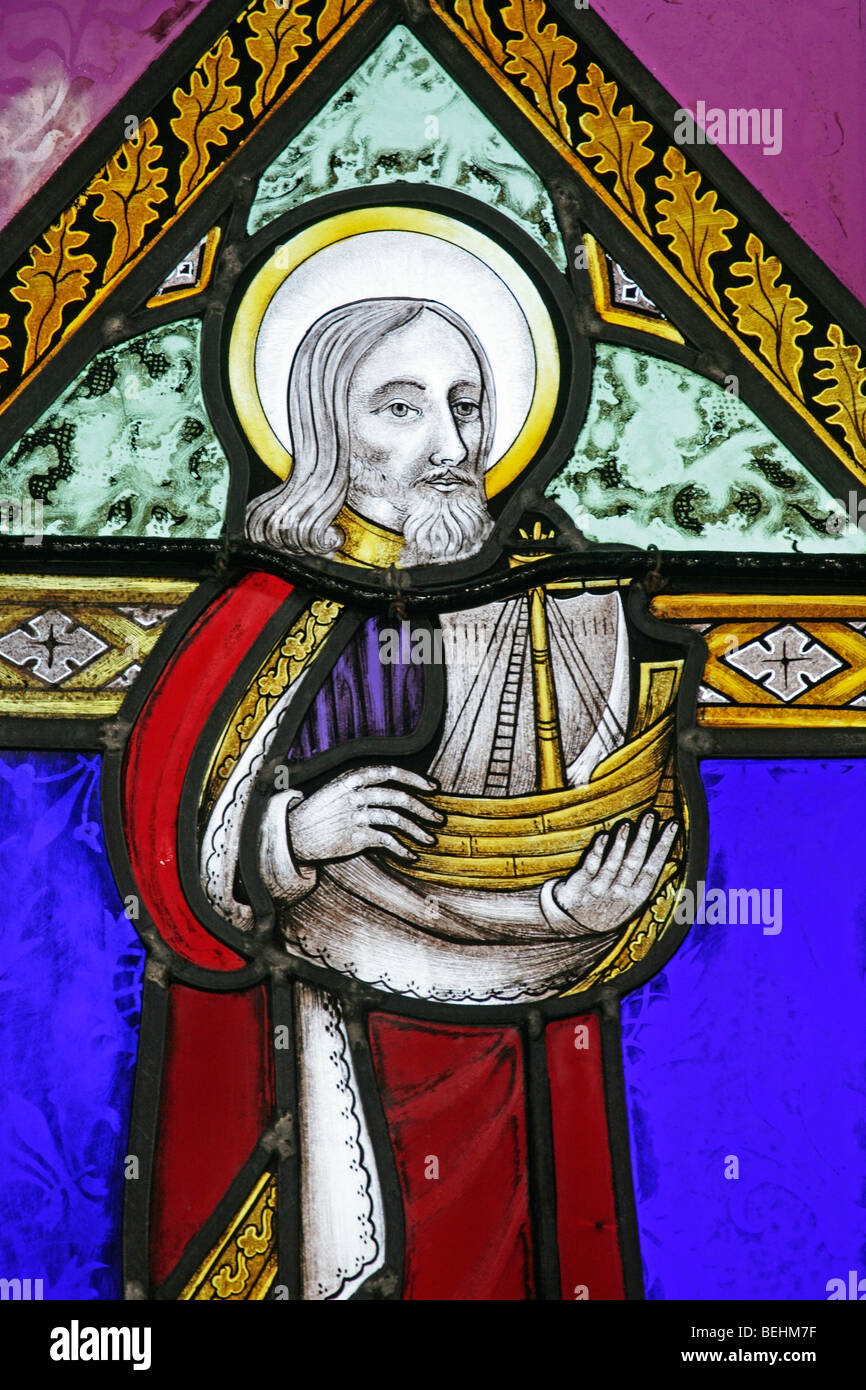 Un vitrail représentant St Jude l'Apôtre tenant un navire, All Saints Church, Wighton, Norfolk par Joseph Grant de Wymondham Banque D'Images