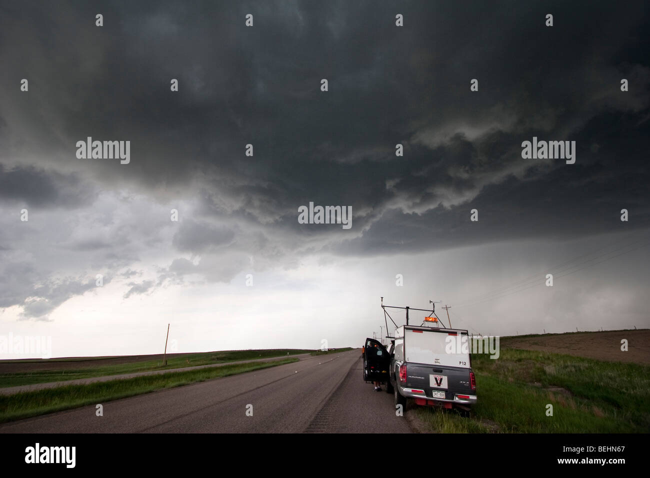 Les chasseurs de tempête avec Projet Vortex 2 regarder un nuage en entonnoir dans Gosen County, Wyoming, États-Unis, 5 juin 2009. Banque D'Images