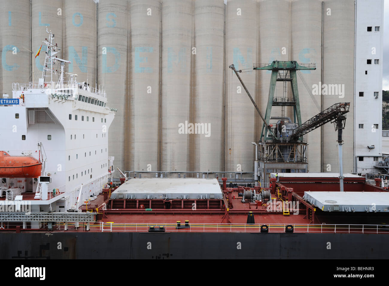 Evangelia Petrakis décharger du grain dans le Ergransa Silos, Port de Barcelone Banque D'Images