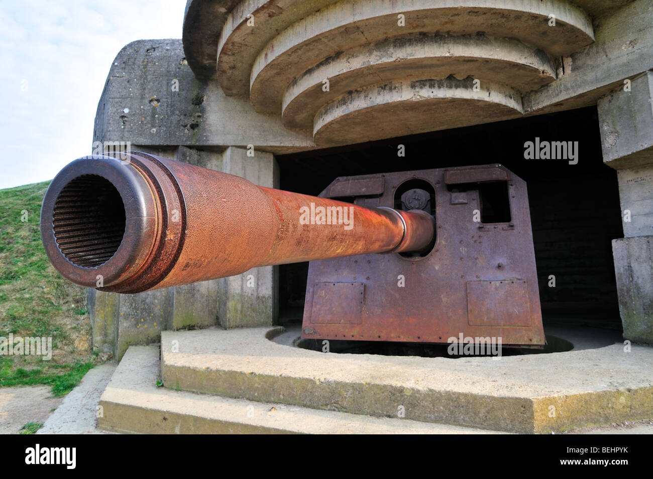 Canon allemand en bunker DE LA SECONDE GUERRE MONDIALE Batterie Le Chaos, partie de Seconde Guerre mondiale Deux Atlantikwall à Longues-sur-Mer, Normandie, France Banque D'Images