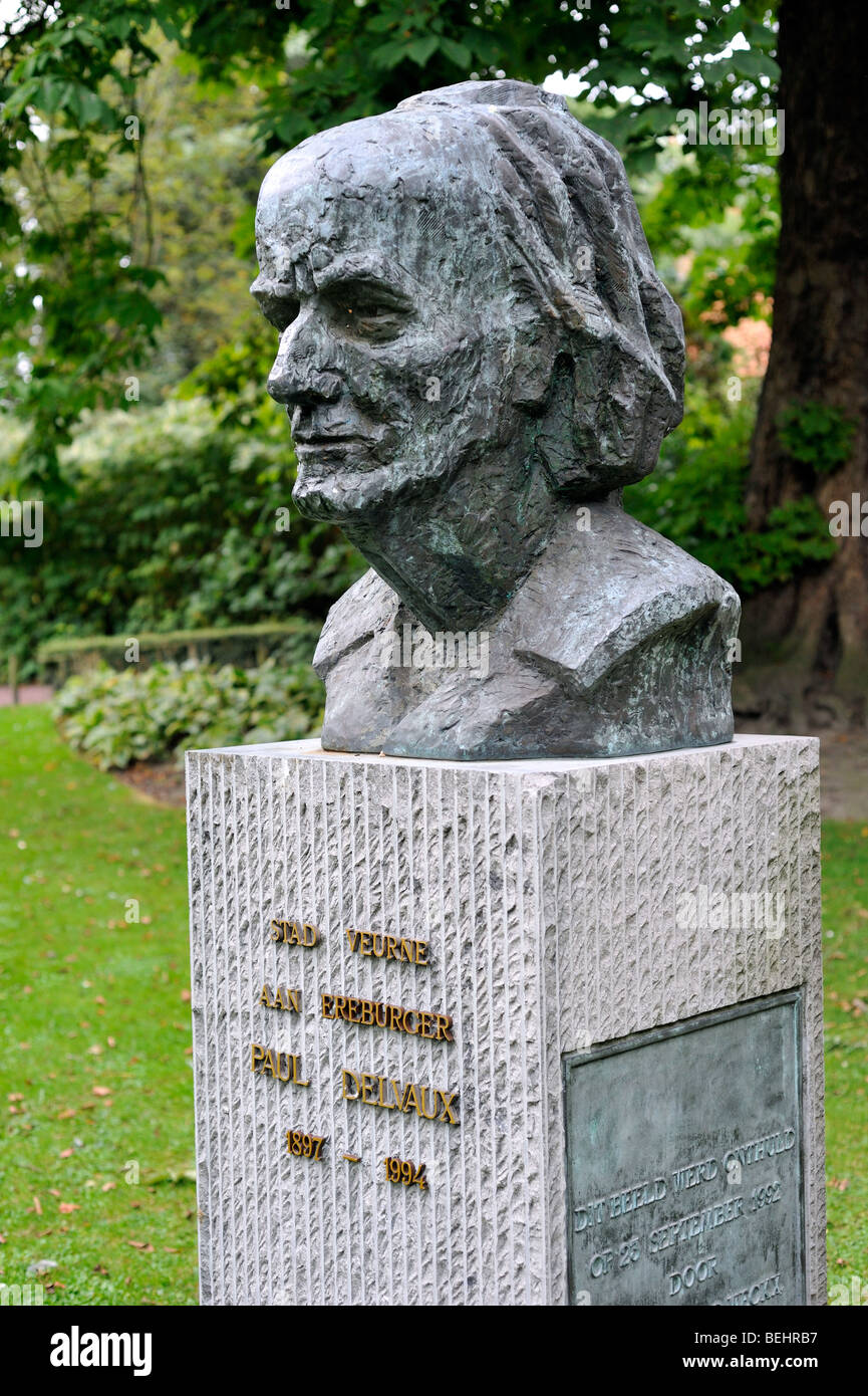 Buste du peintre surréaliste Paul Delvaux en city park à Veurne / Furnes, Flandre occidentale, Belgique Banque D'Images