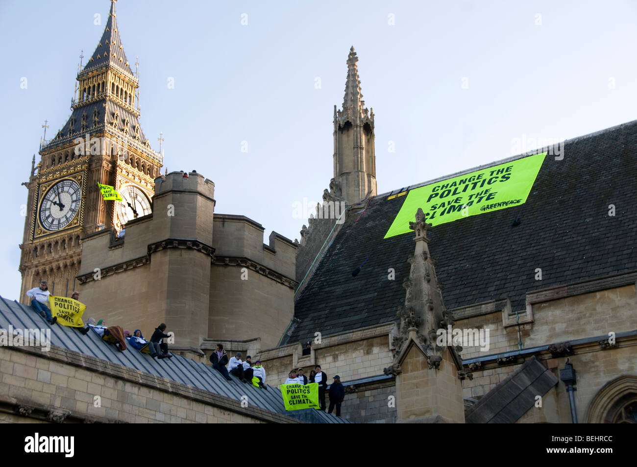 Protestation des militants de Greenpeace qui occupent le toit du Parlement et des bannières ont dit changer la politique sauvons le climat Banque D'Images