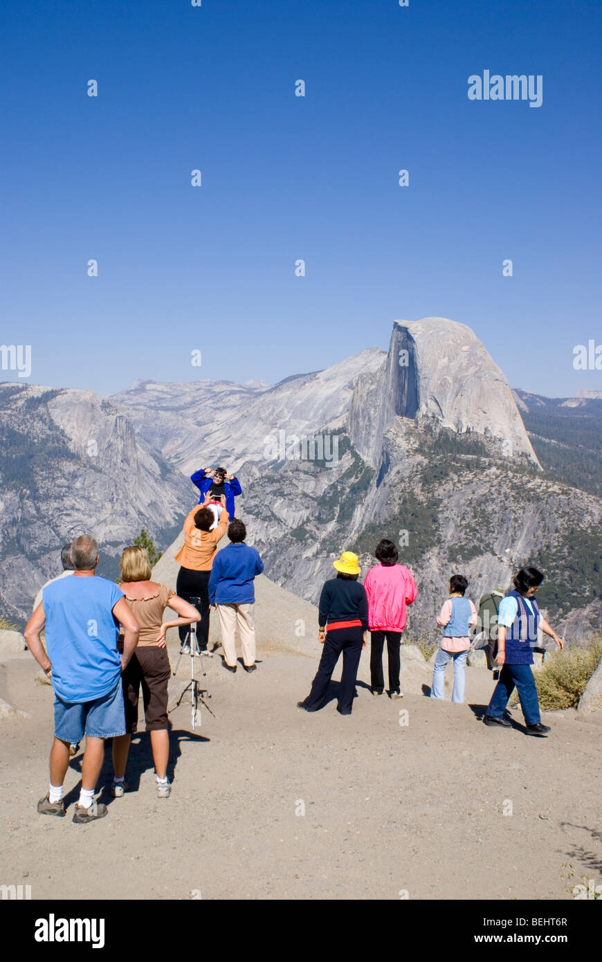 Les touristes de prendre des photos de demi-dôme à Glacier Point in Yosemite National Park, Californie. Banque D'Images