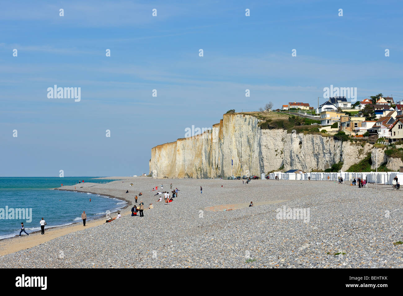 Les touristes sur une plage de galets et les falaises de craie les plus hautes d'Europe, Criel-sur-Mer, Seine-Maritime, Normandie, France Banque D'Images