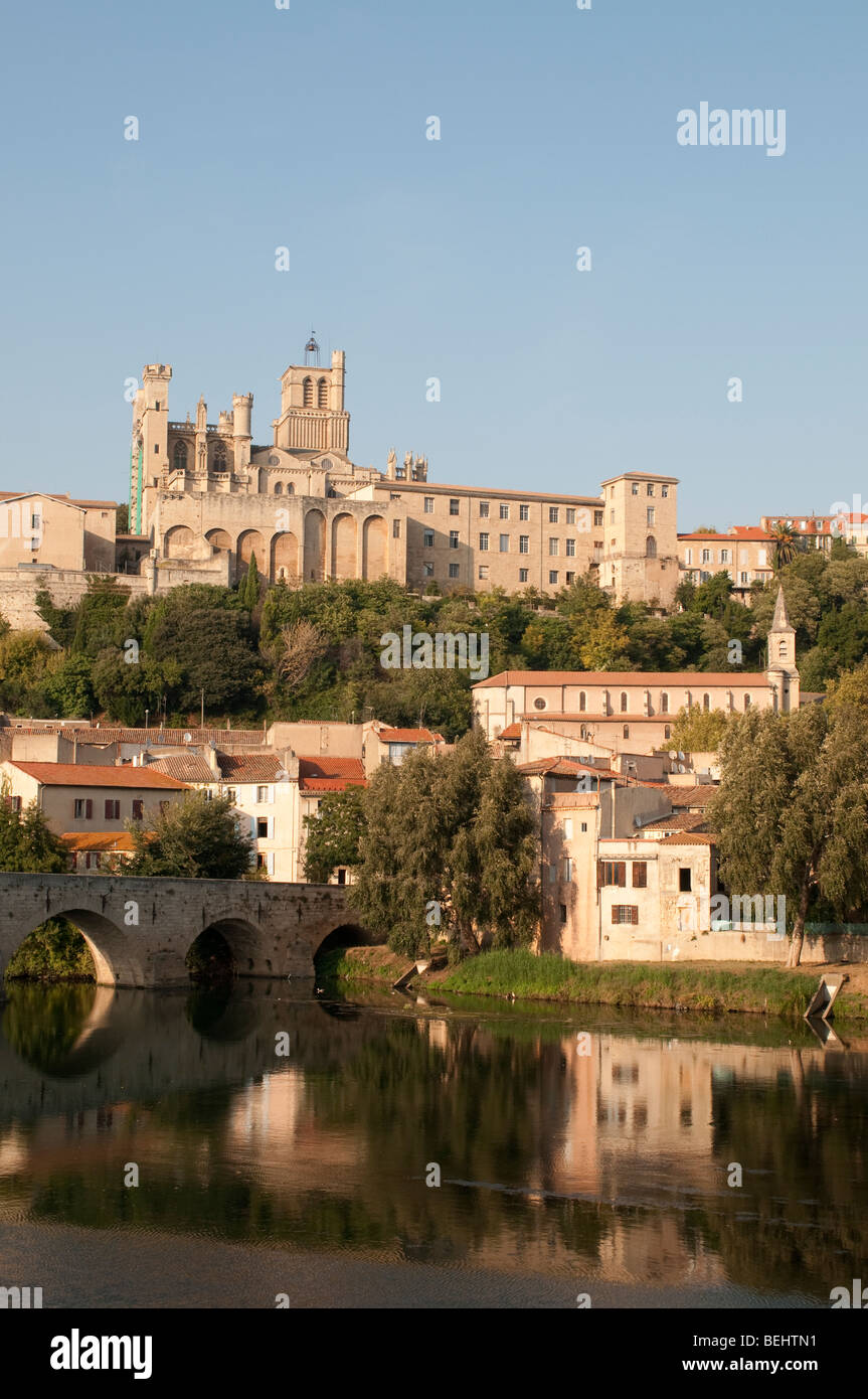 La cathédrale Saint-Nazaire et le Pont Vieux, Béziers, France Banque D'Images
