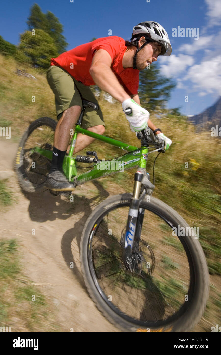 Un vélo de montagne des vitesses d'un sentier dans les montagnes près de Les Arcs dans les Alpes françaises. Banque D'Images