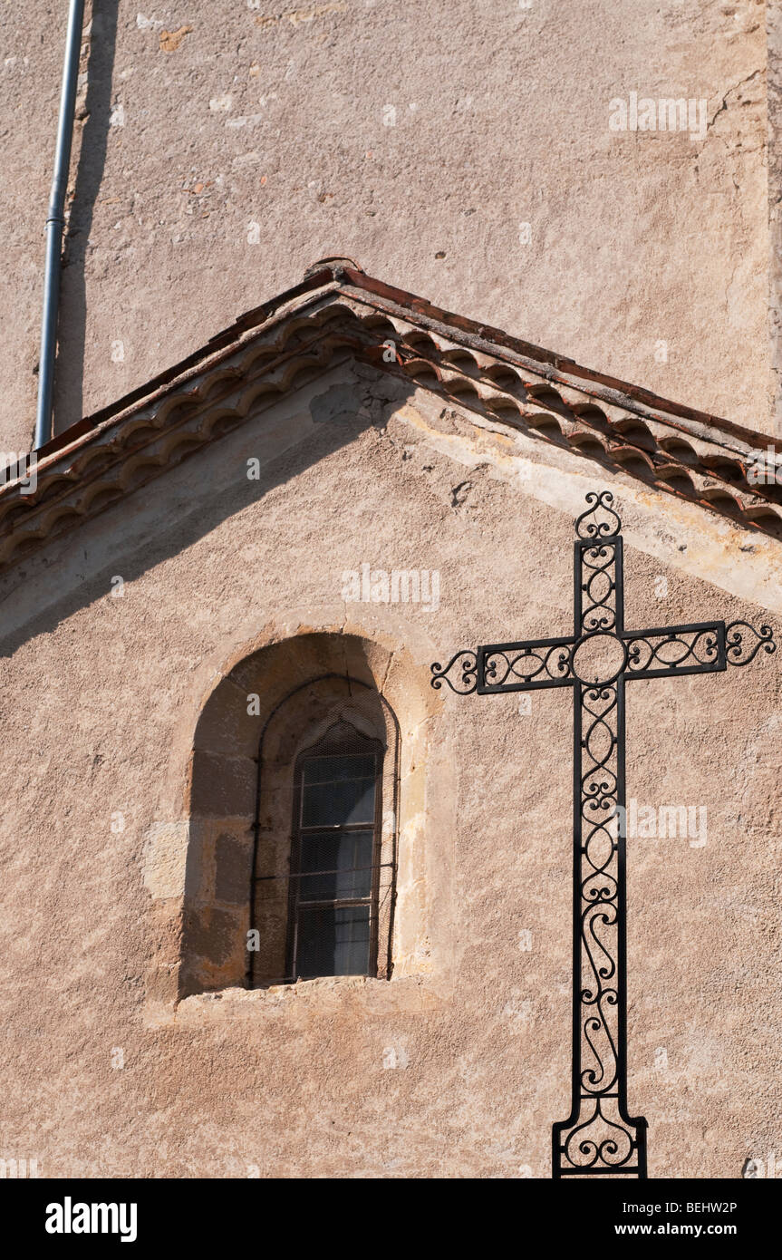 Croix en face de l'église, Molieres Cavallac village, France Banque D'Images