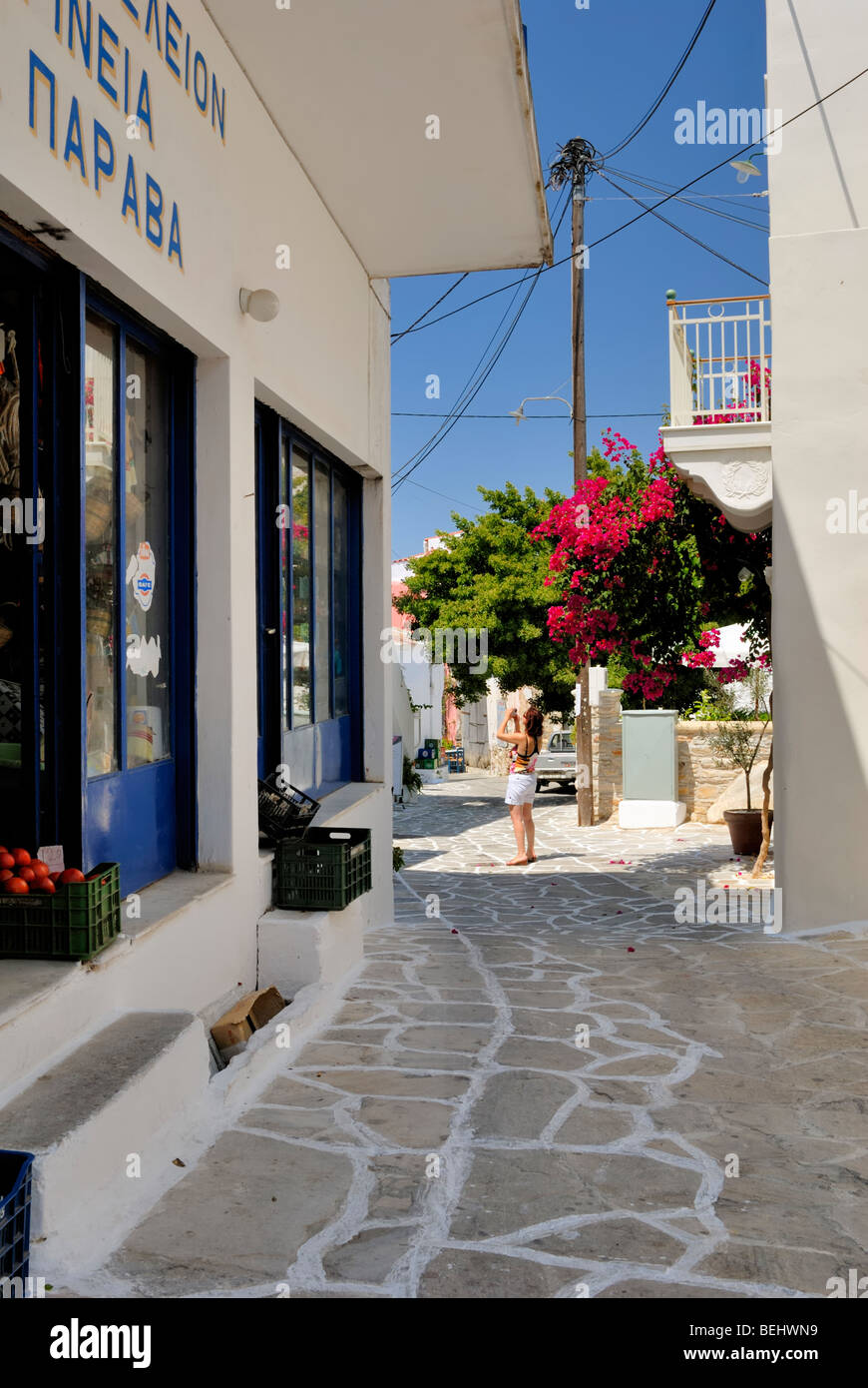 Une ruelle étroite mène à la belle petite place au coeur du petit village historique de Halki. Halki, Tragaea, Naxos, Banque D'Images