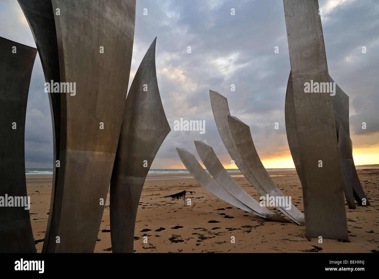 La WW2 American D-Day le débarquement Omaha Beach monument Les Braves sur la plage de Colleville-sur-Mer au coucher du soleil, Normandie, France Banque D'Images