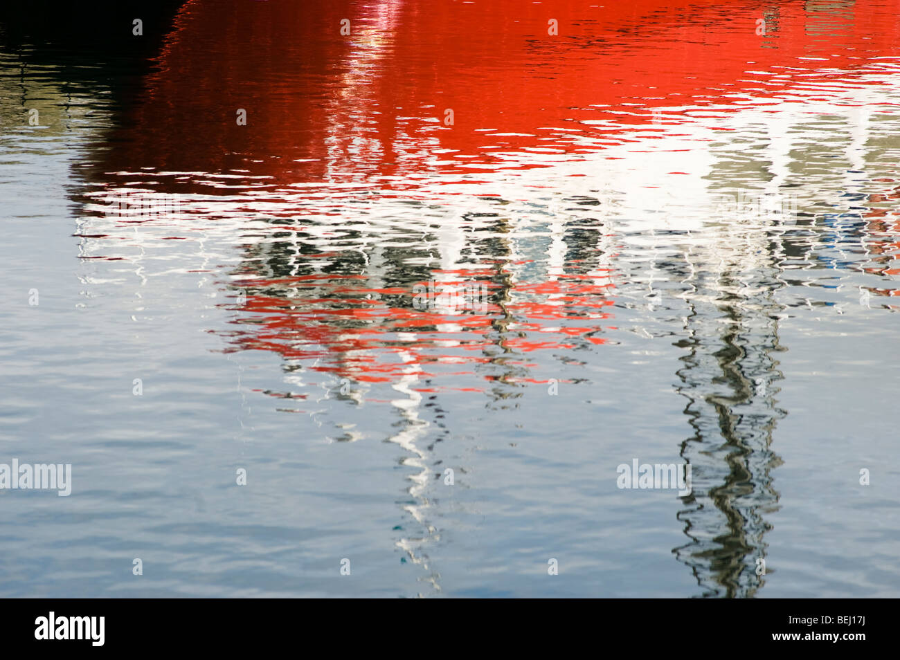 Bateau de pêche reflète dans la surface de l'eau, la Suède Banque D'Images