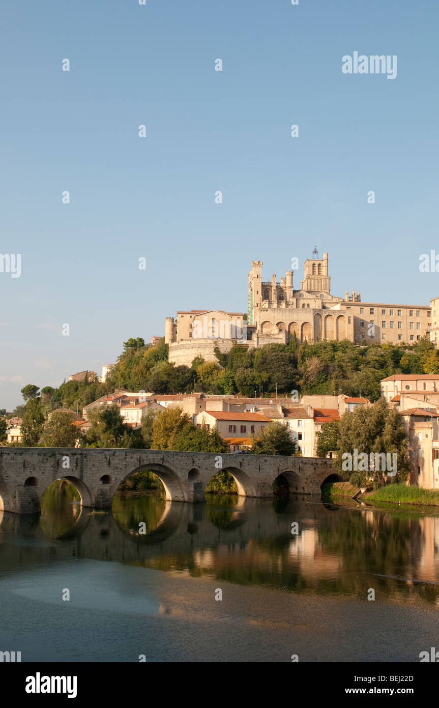 La cathédrale Saint-Nazaire et le Pont Vieux, Béziers, France Banque D'Images