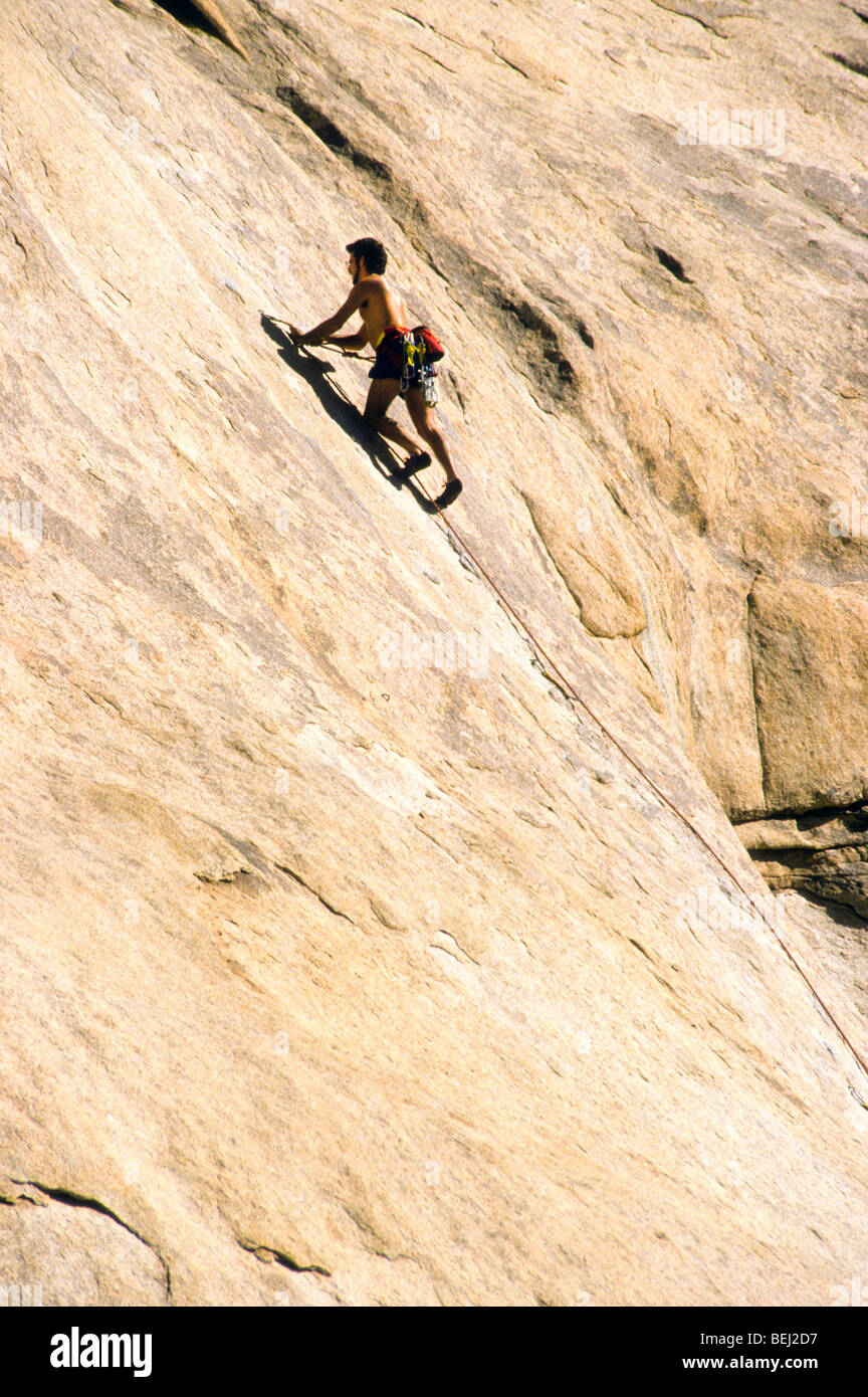 Corde de rappel de procédure d'assurage grès Yucca Tree National Monument Park Recreation Area désert californien partenaire pierre Banque D'Images