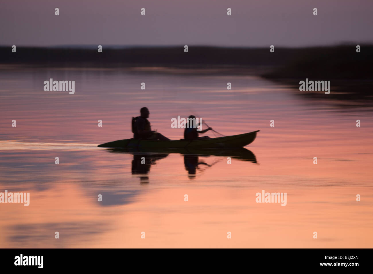 Un jeune garçon et son père kayak dans la baie dans la corolle la section légère des Outer Banks de la Caroline du Nord. Banque D'Images