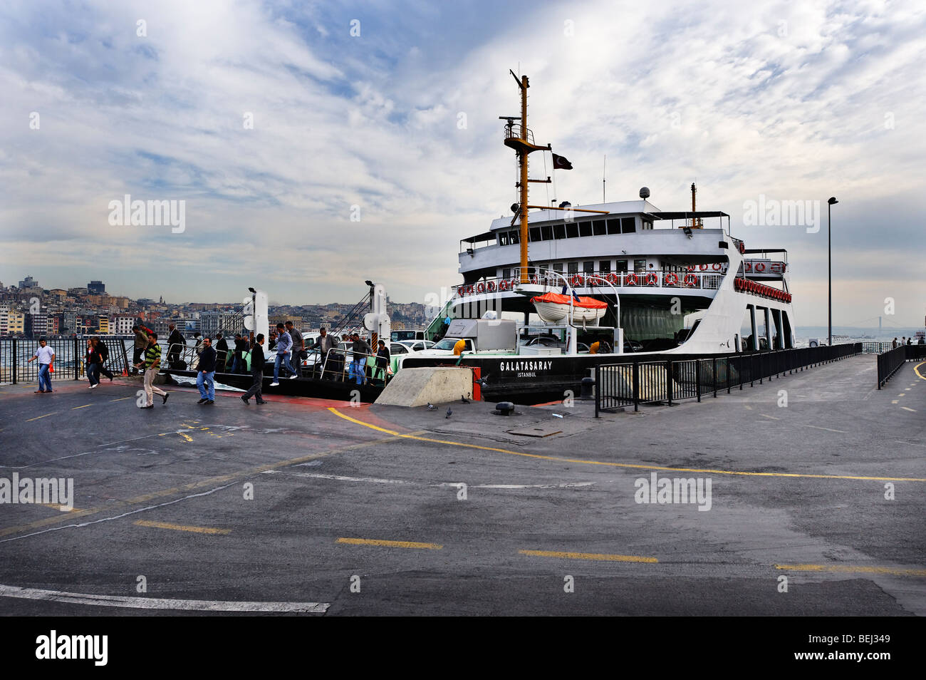 Les banlieusards descendre d'un Bosphore ferry dans le dock dans le district d'Eminönü Istanbul Banque D'Images
