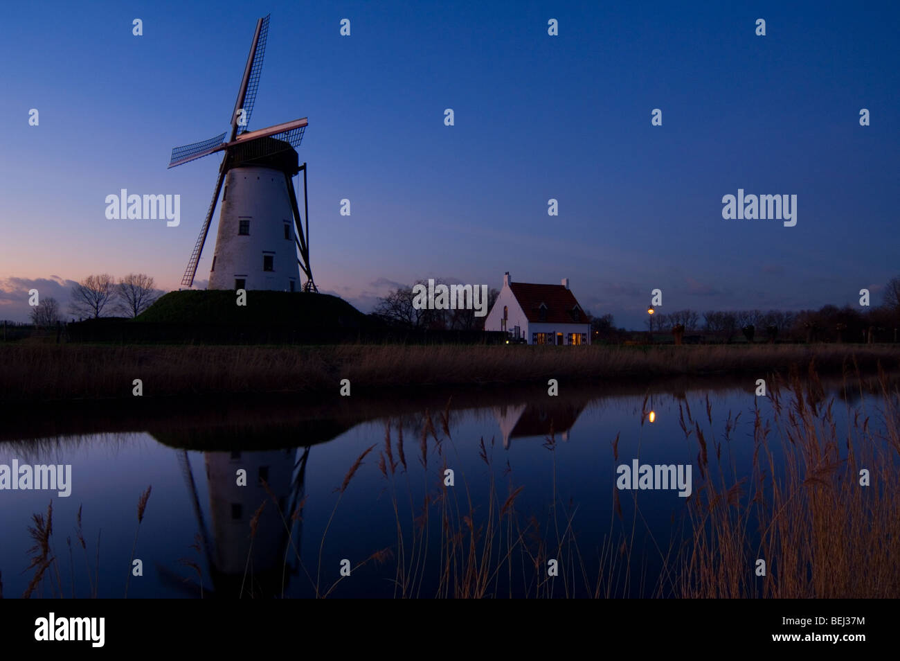 Le moulin à vent traditionnel Schellemolen au coucher du soleil le long du Canal de Damme, Damme, Flandre occidentale, Belgique Banque D'Images