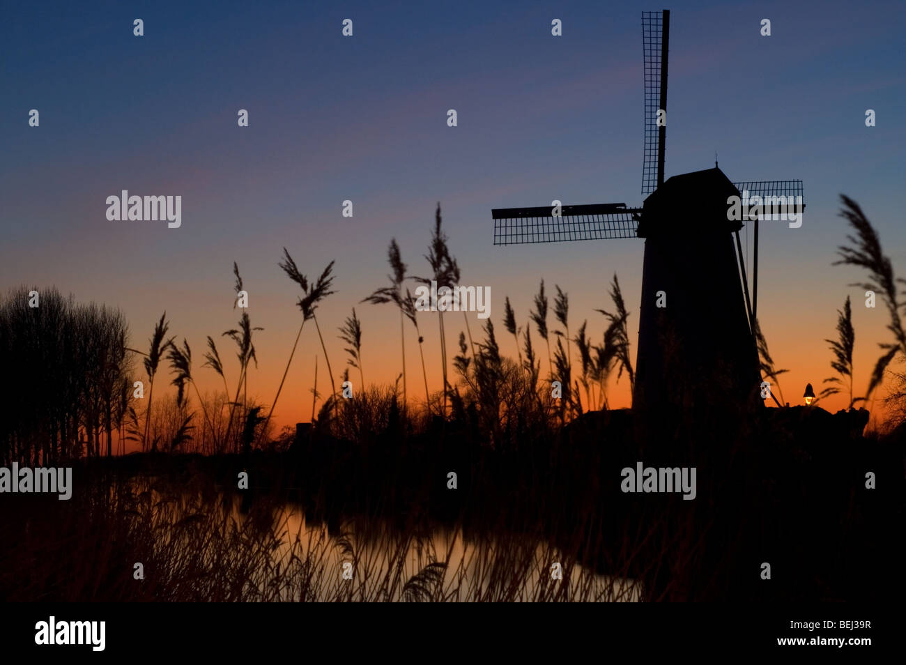 Le moulin à vent traditionnel Schellemolen au coucher du soleil le long du Canal de Damme, Damme, Flandre occidentale, Belgique Banque D'Images