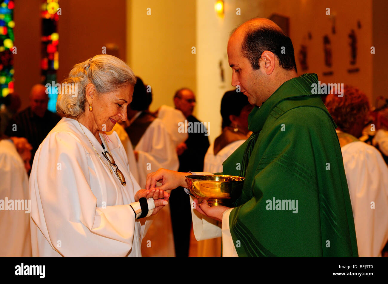 Un paroissien prend la communion à l'église catholique. Banque D'Images