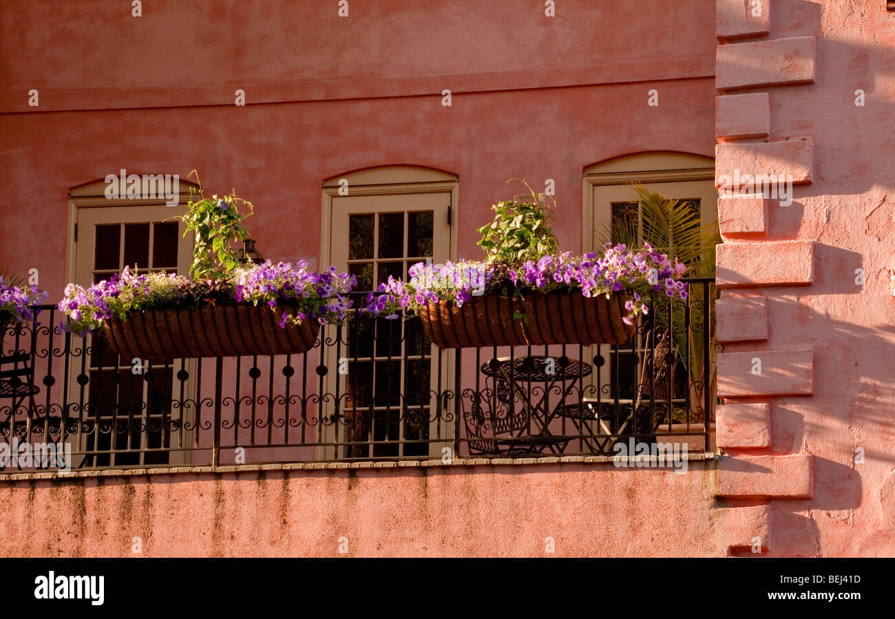 Savannah, Géorgie, charme du sud quartier historique immeuble avec balcon Banque D'Images