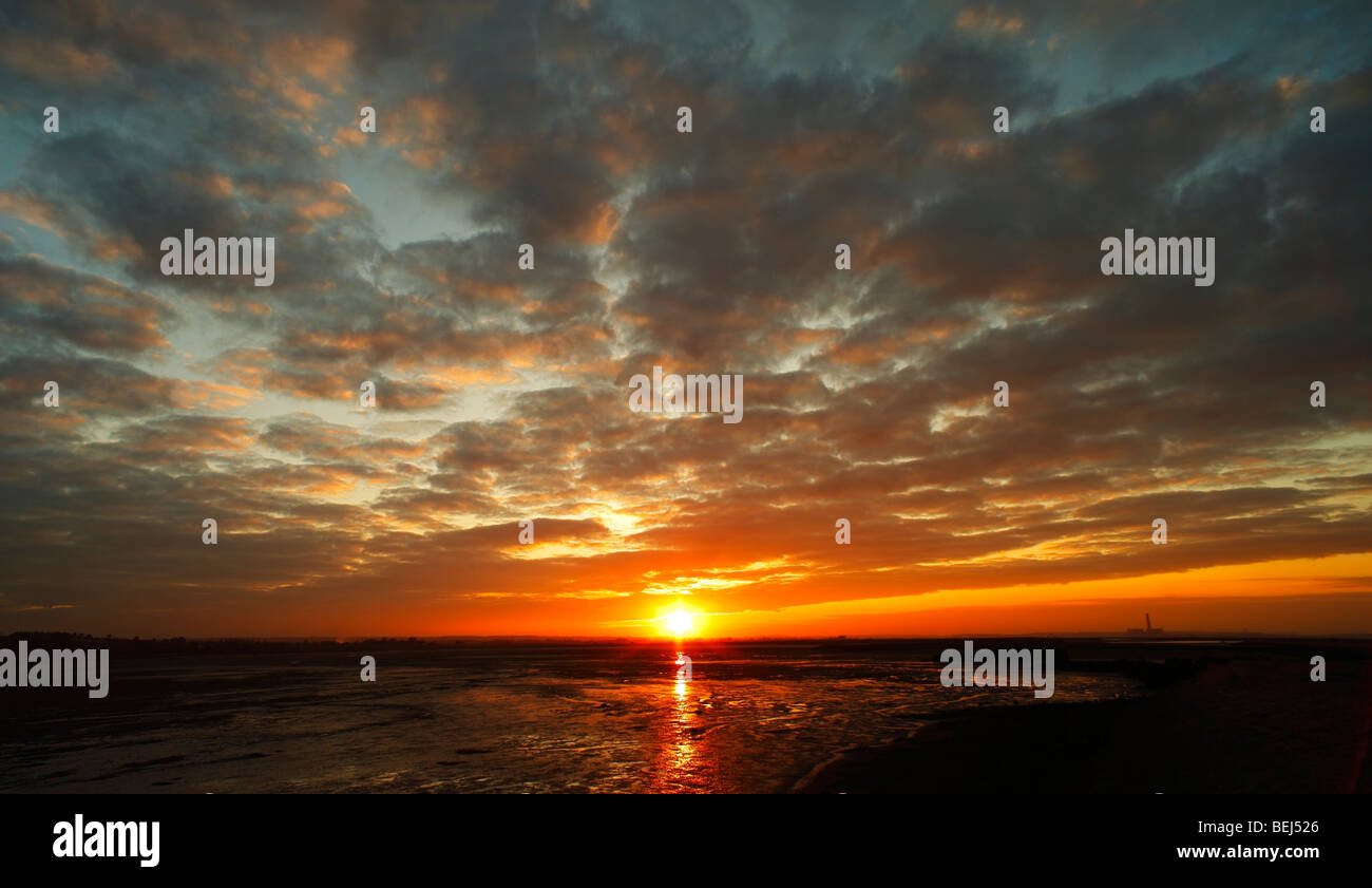 Le coucher du soleil. Bedlams bas, l'ombre, rivière Medway, Kent, Angleterre, Royaume-Uni. Banque D'Images