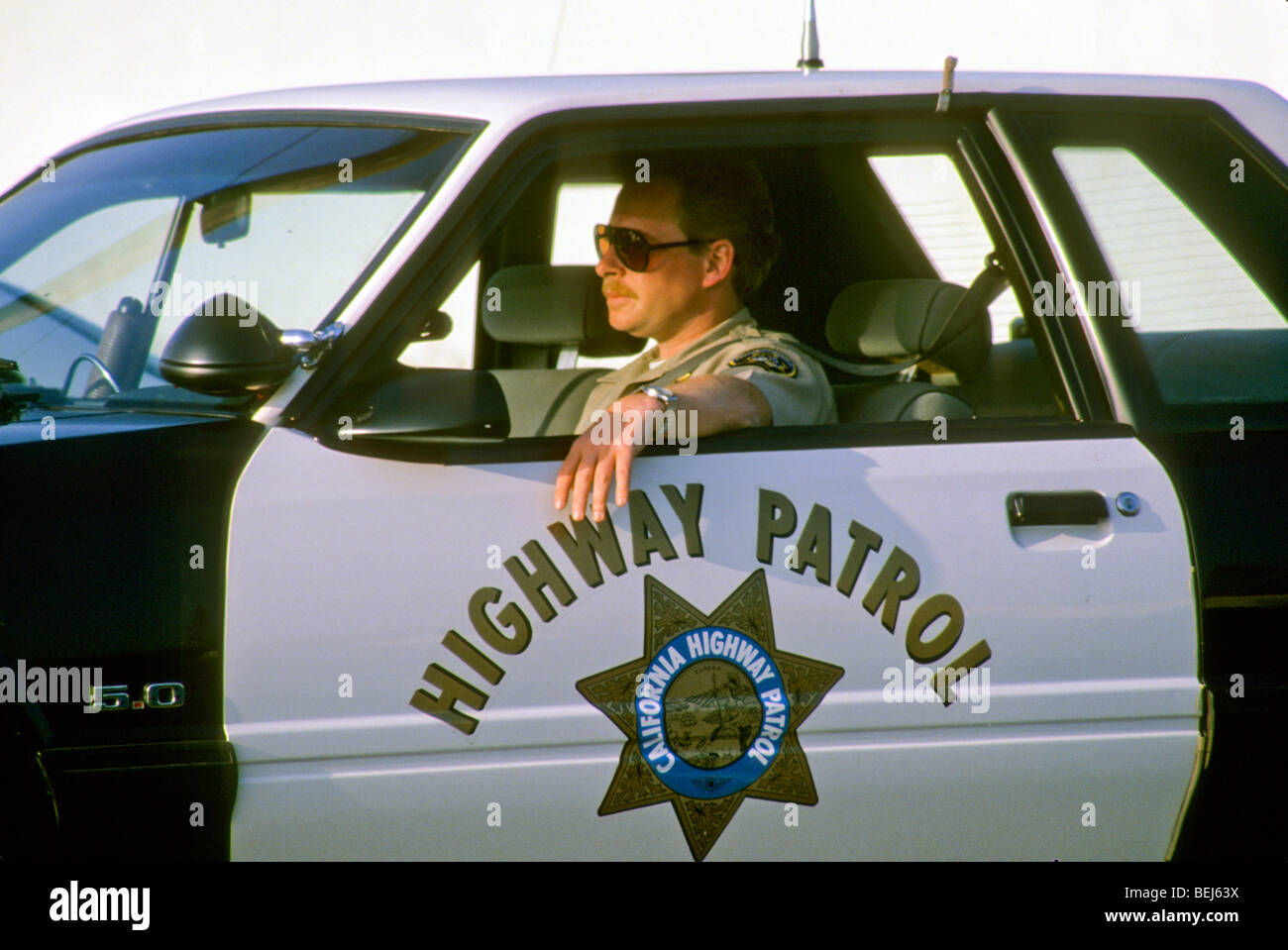 La loi de police vitesse sécurité prévenir la criminalité obéir à restreindre l'accès à l'aide d'alerte de secours répondre réponse directe d'urgence intervenant sunglass Banque D'Images