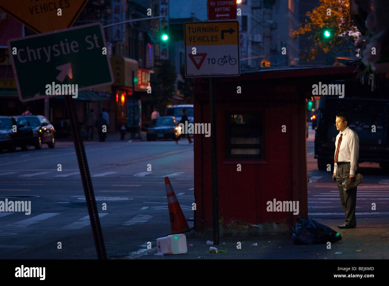L'homme à un kiosque à journaux dans le quartier chinois de Manhattan à New York City Banque D'Images