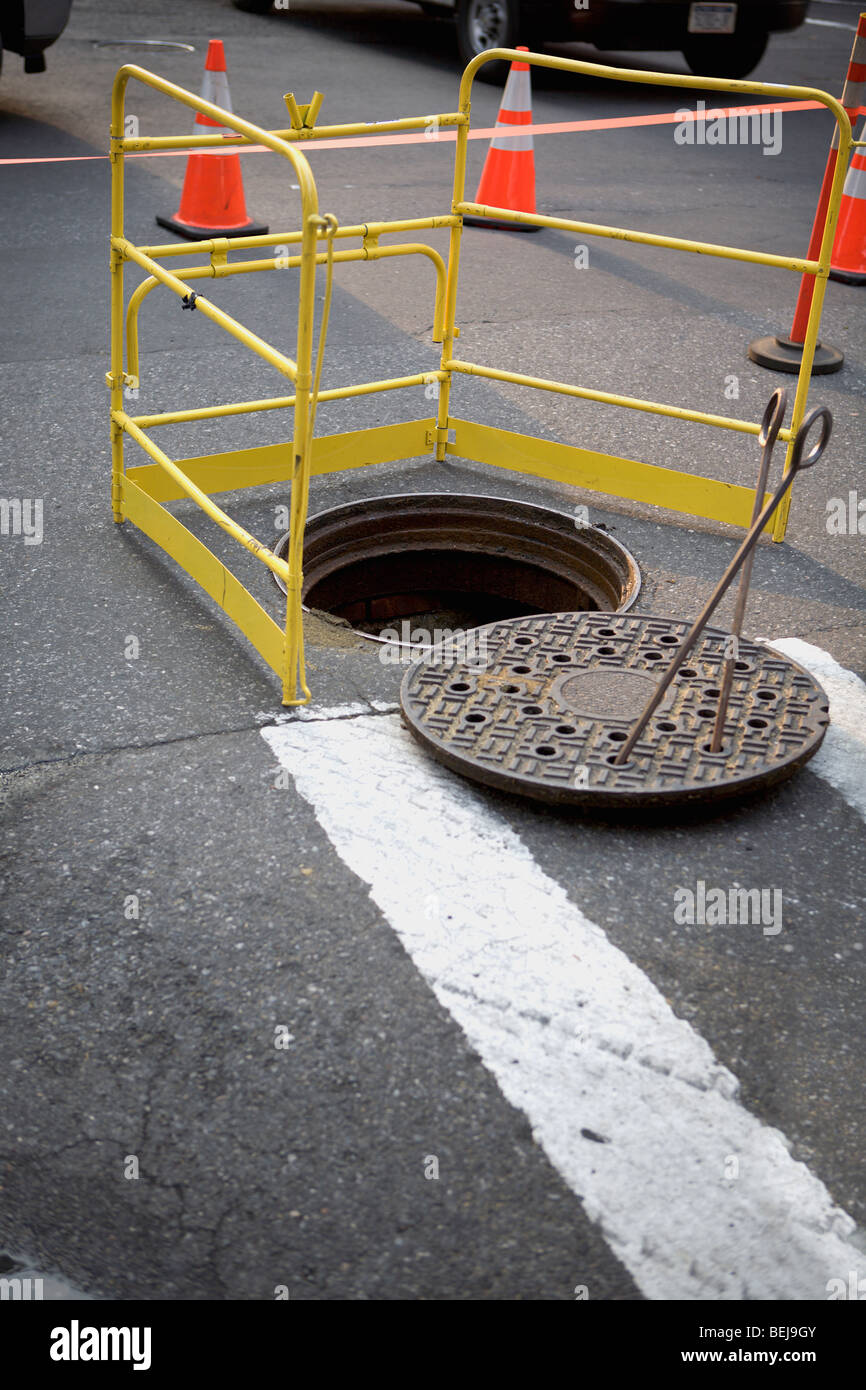 Entouré d'un trou d'barricade sur la route Banque D'Images