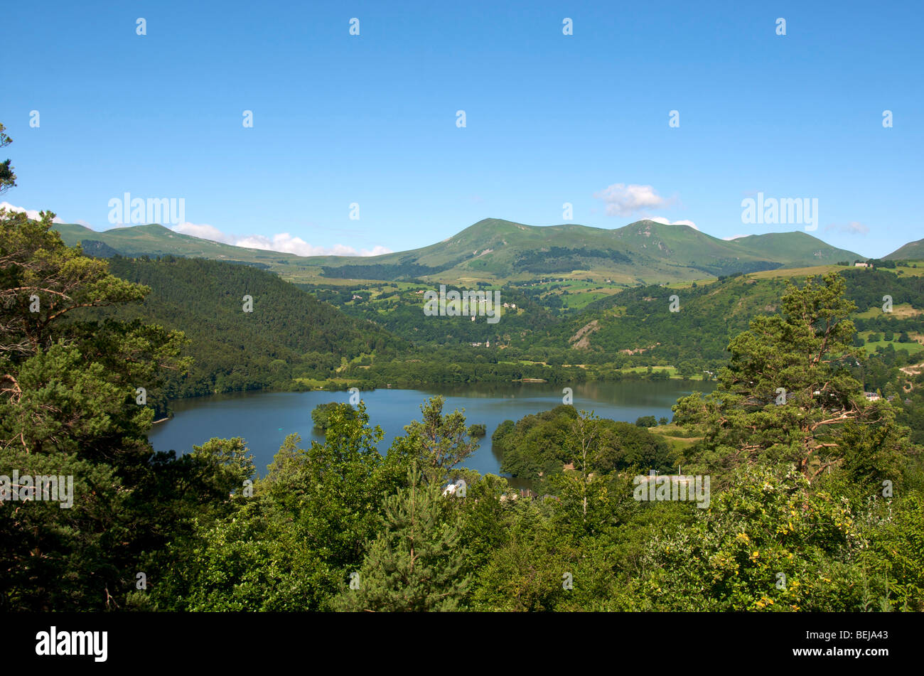 Lac Chambon et Massif du Sancy. Puy de Dôme. L'Auvergne. France Banque D'Images