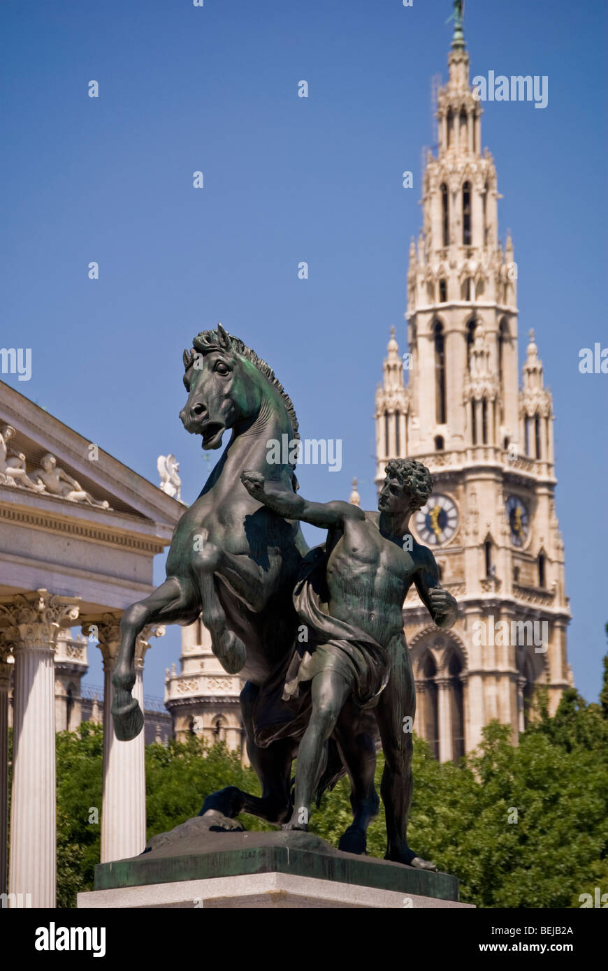 La statue d'un 'horse tamer' en face de l'Autriche, le parlement de Vienne Banque D'Images