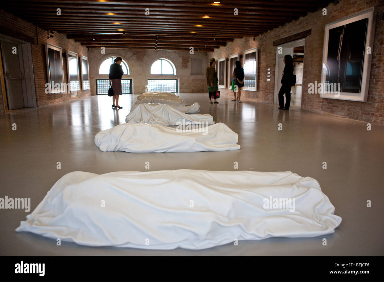 Les œuvres d'Hiroshi Sugimoto et toutes de Maurizio Cattelan, 53e Biennale d'Art Moderne, Venise, Vénétie, Italie Banque D'Images