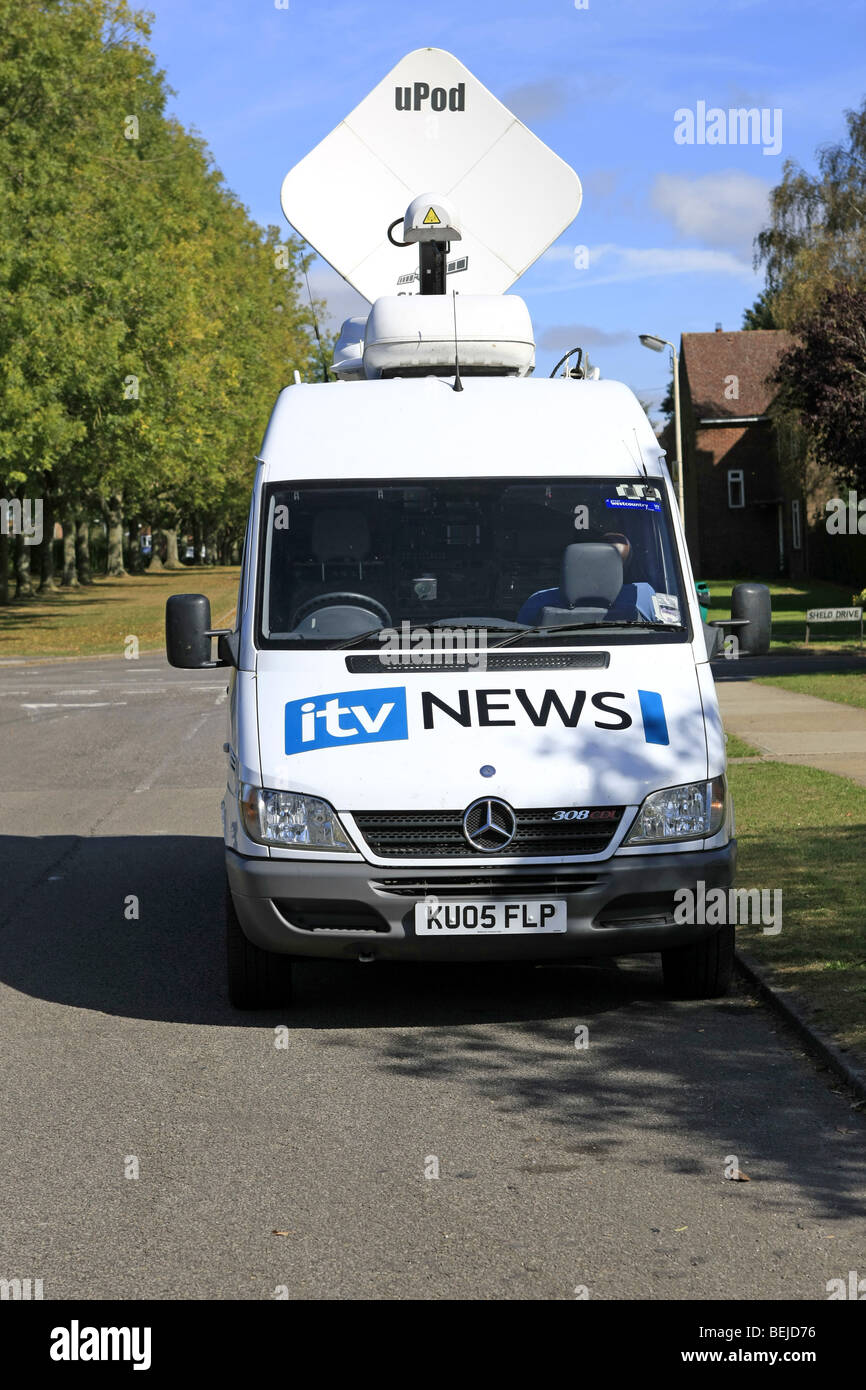 Un véhicule blanc ITN News avec un émetteur satellite sur le toit Banque D'Images