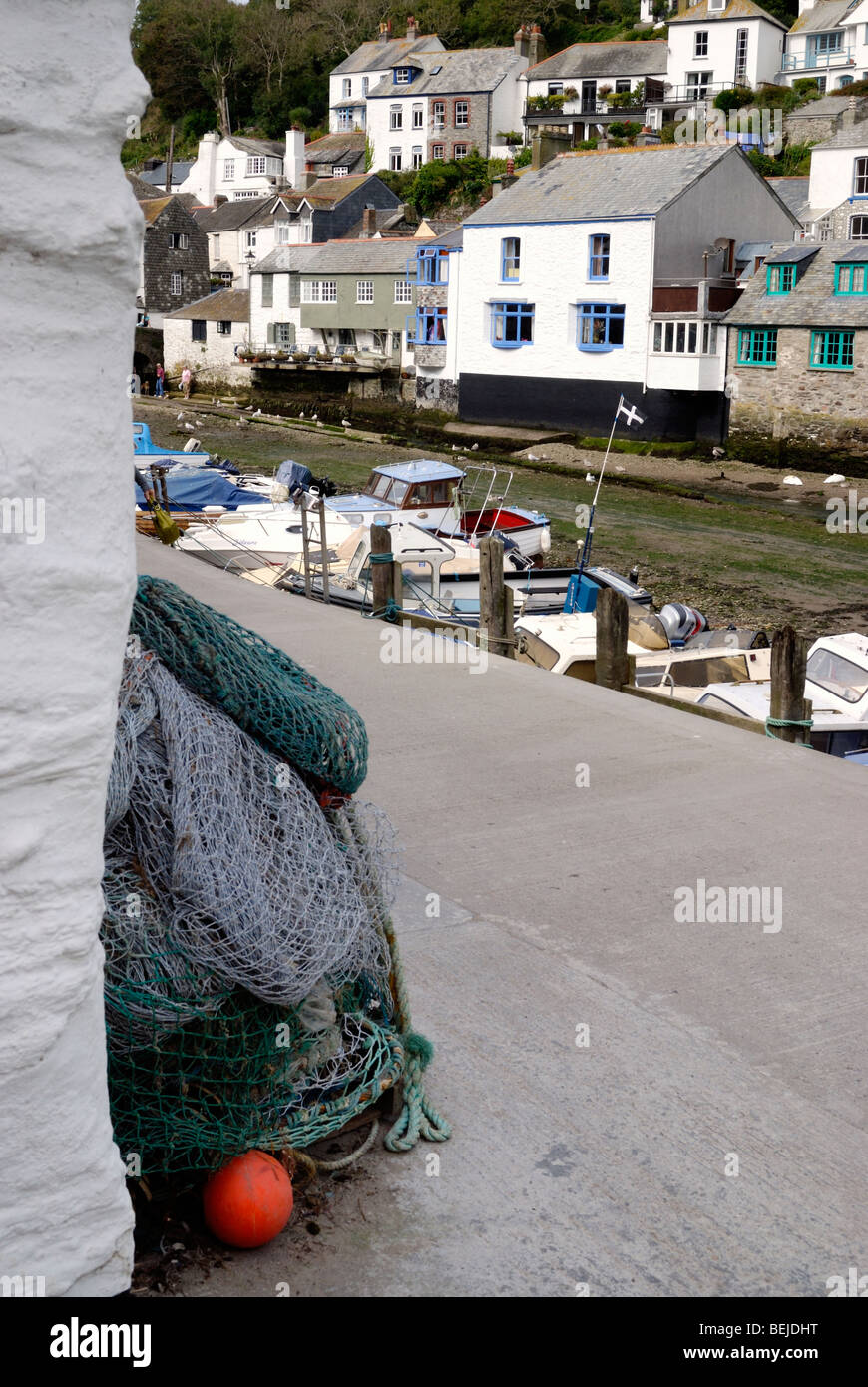 Filets de pêche sur le quai au port de Polperro Banque D'Images