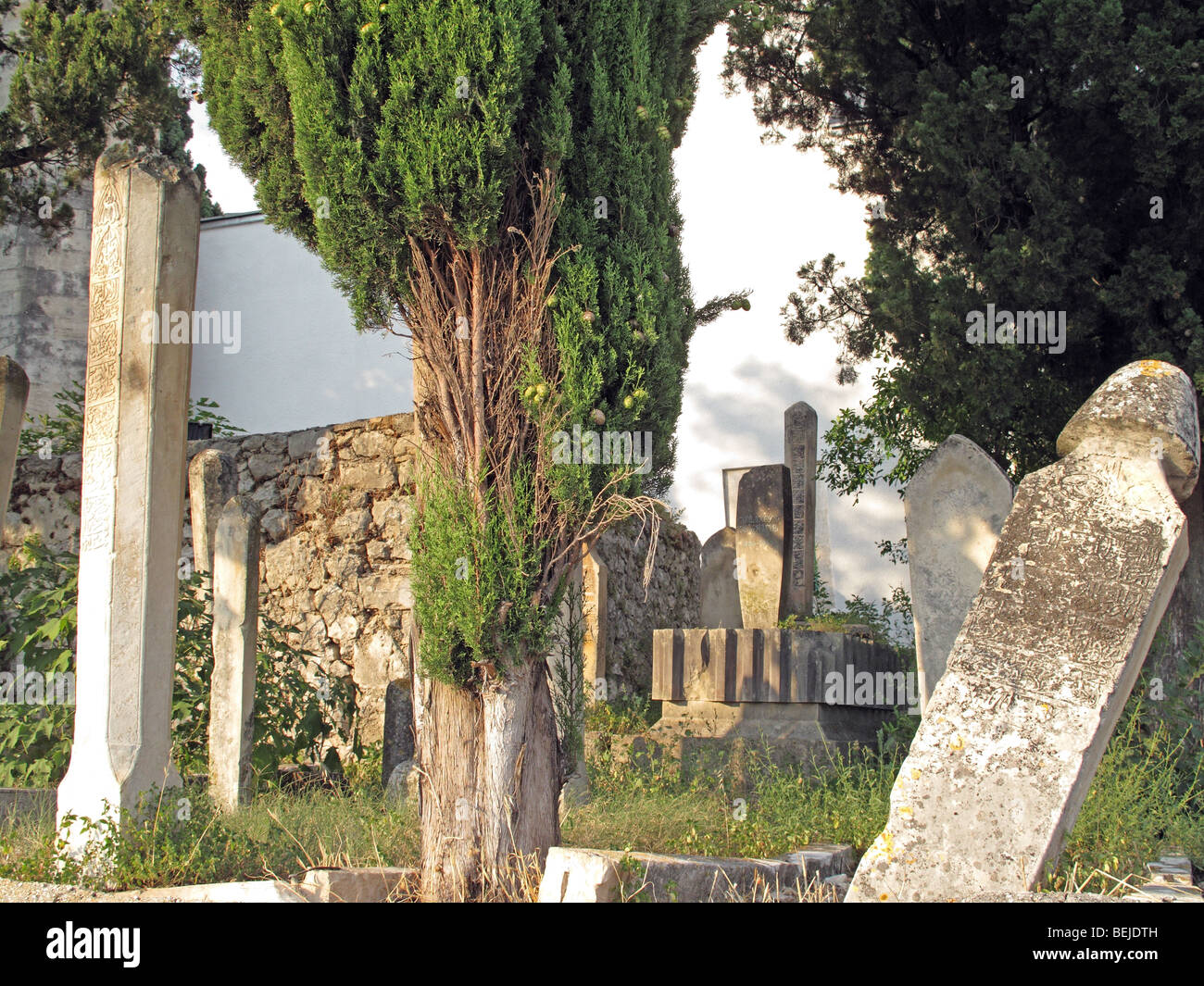 Vieilles tombes musulmanes avec des pierres tombales. Banque D'Images