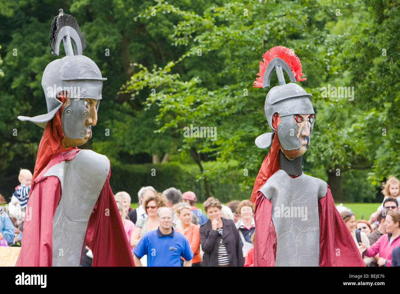 Légionnaire Romain au cours des marionnettes géantes de St Albans pèlerinage Albantide Banque D'Images