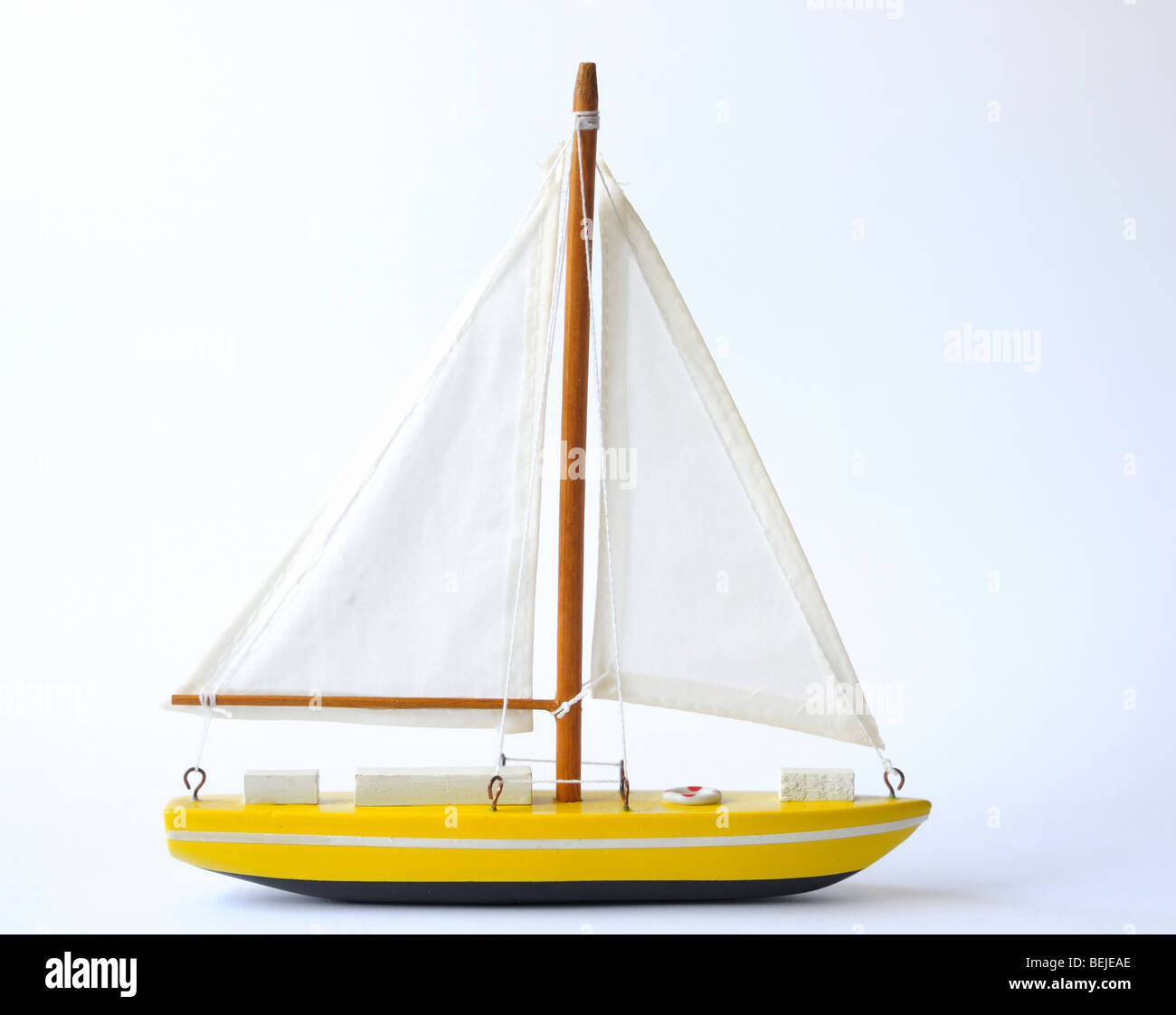 Un modèle jaune bateau à voile Banque D'Images