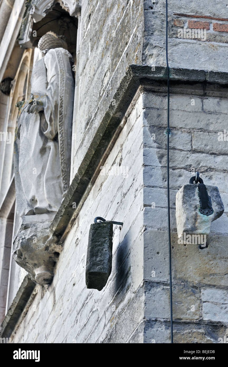 Deux pierres de justice suspendu à l'angle de l'hôtel de ville à Damme, Flandre occidentale, Belgique Banque D'Images