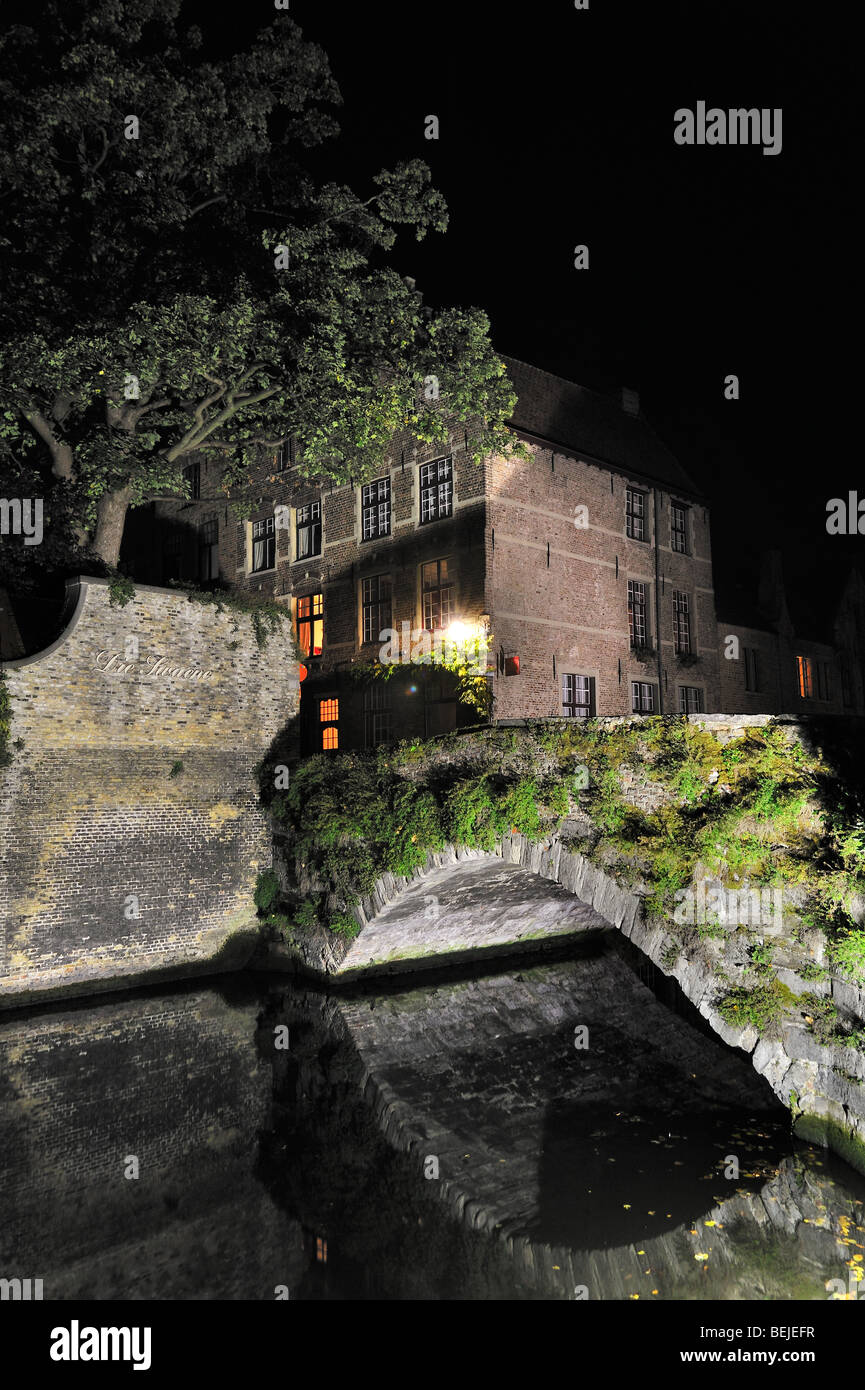 Le Meebrug de nuit, plus vieux pont de la ville médiévale de Bruges, Flandre occidentale, Belgique Banque D'Images