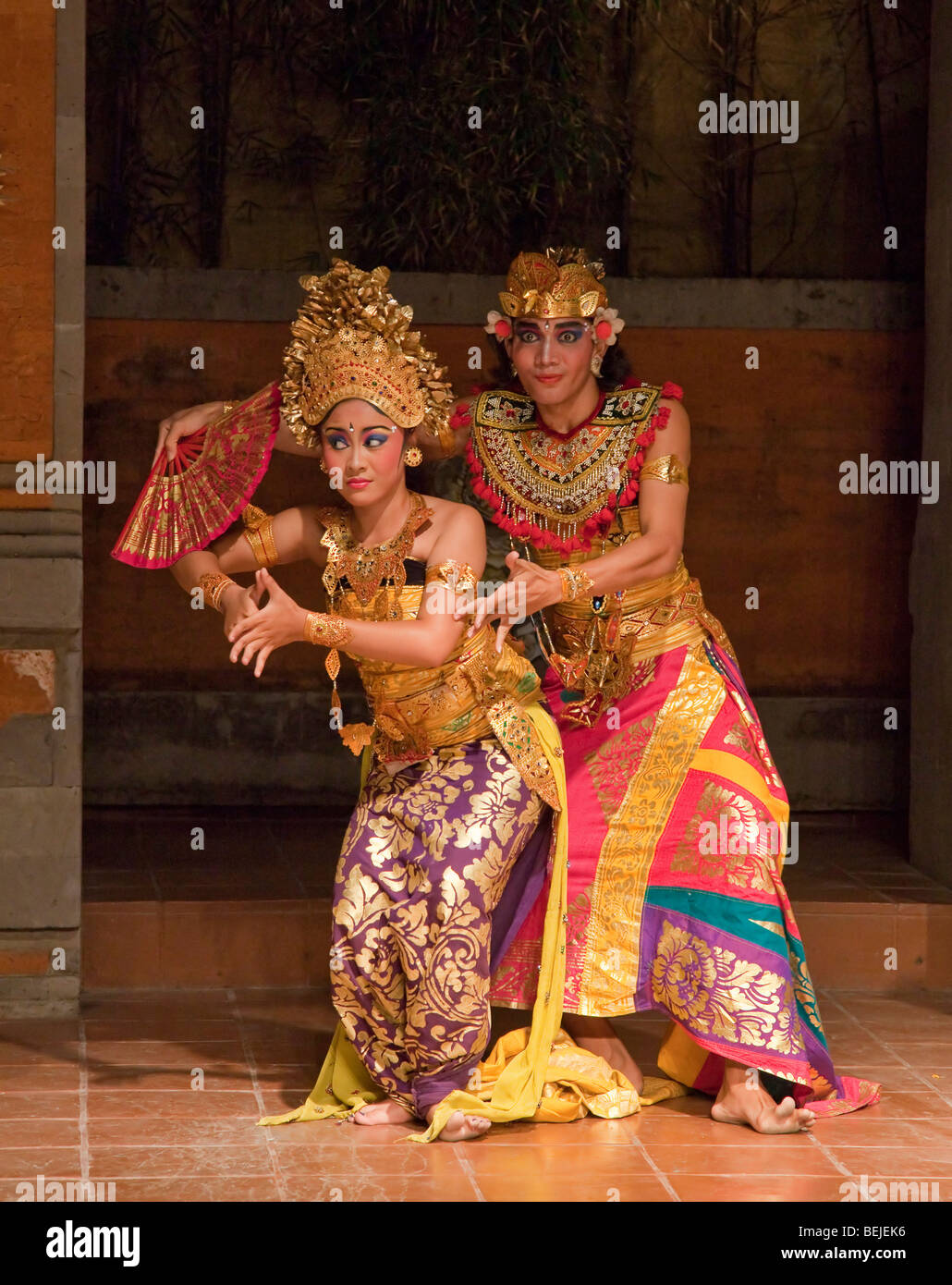 Mâle balinais et danseuses, Bali Indonésie Banque D'Images