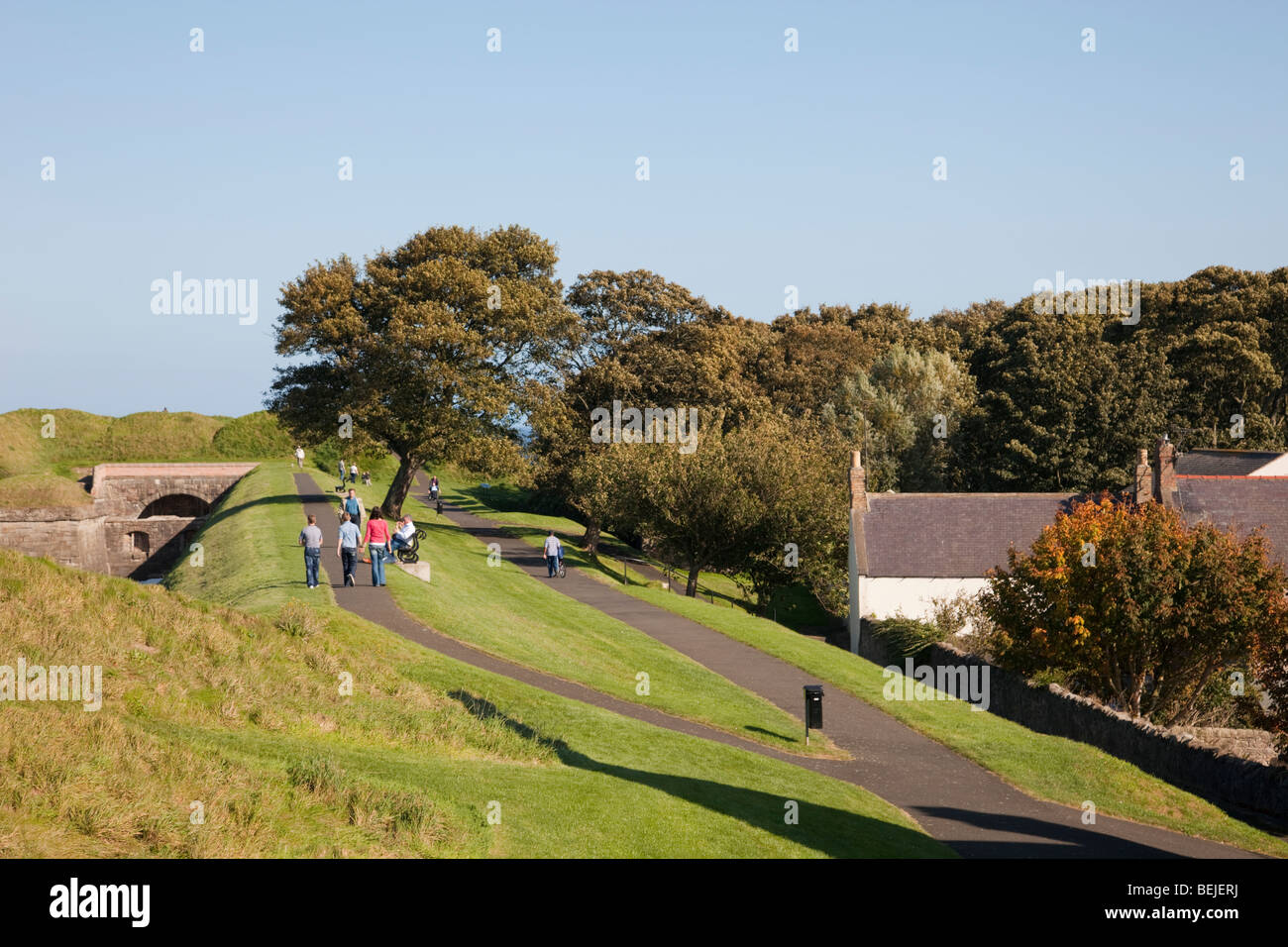 Berwick-upon-Tweed, Northumberland, England, UK. Promenade le long des murs de la vieille ville Banque D'Images