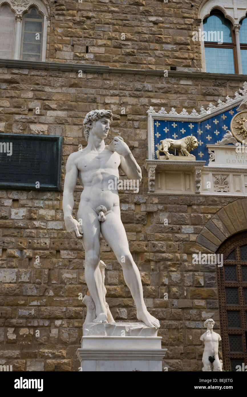Le David de Michelangelo et le Palazzo Vecchio, Florence, Italie Banque D'Images