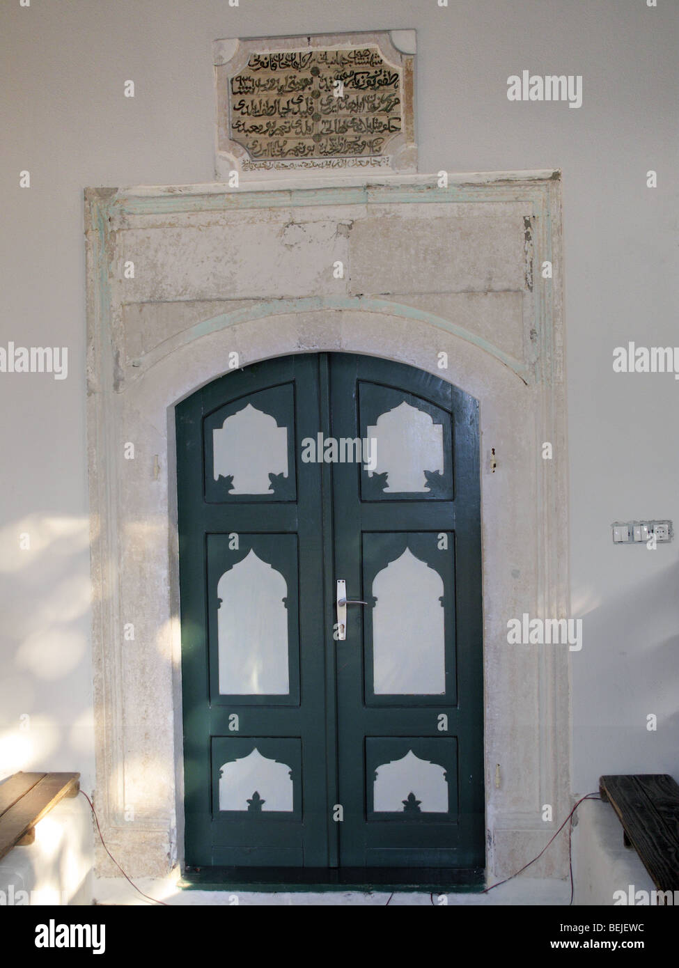 Porte fermée avec la calligraphie arabe au-dessus, l'entrée dans une mosquée en Bosnie et Herzégovine Banque D'Images