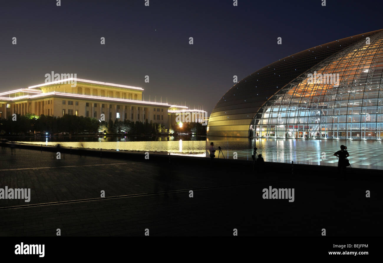 Nouveau Théâtre National Opéra de Pékin, Chine conçu par l'architecte français Paul Andreu avec le Grand Hall du Peuple Banque D'Images